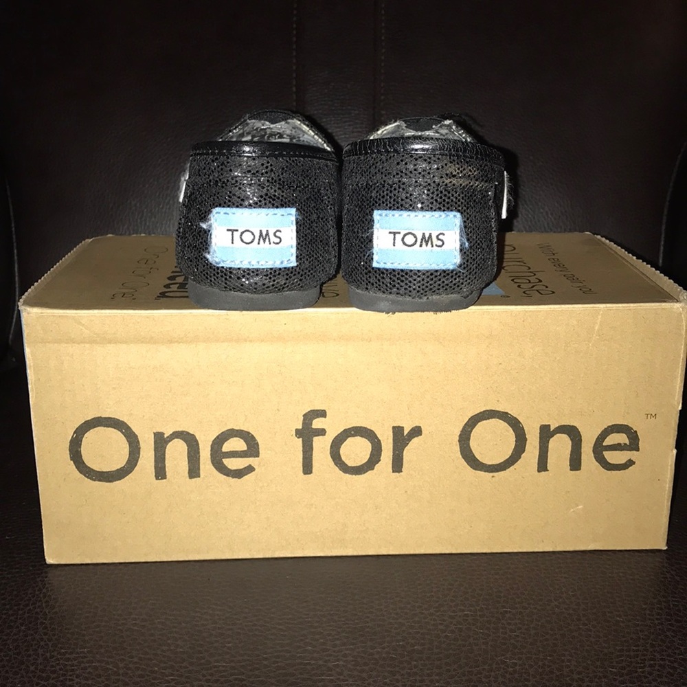 TOMS - Picture 3 of 3